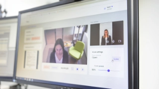 Arbeitsplatz mit Bildschirm und Verbindung fuer den Videoservice der Urner Kantonalbank